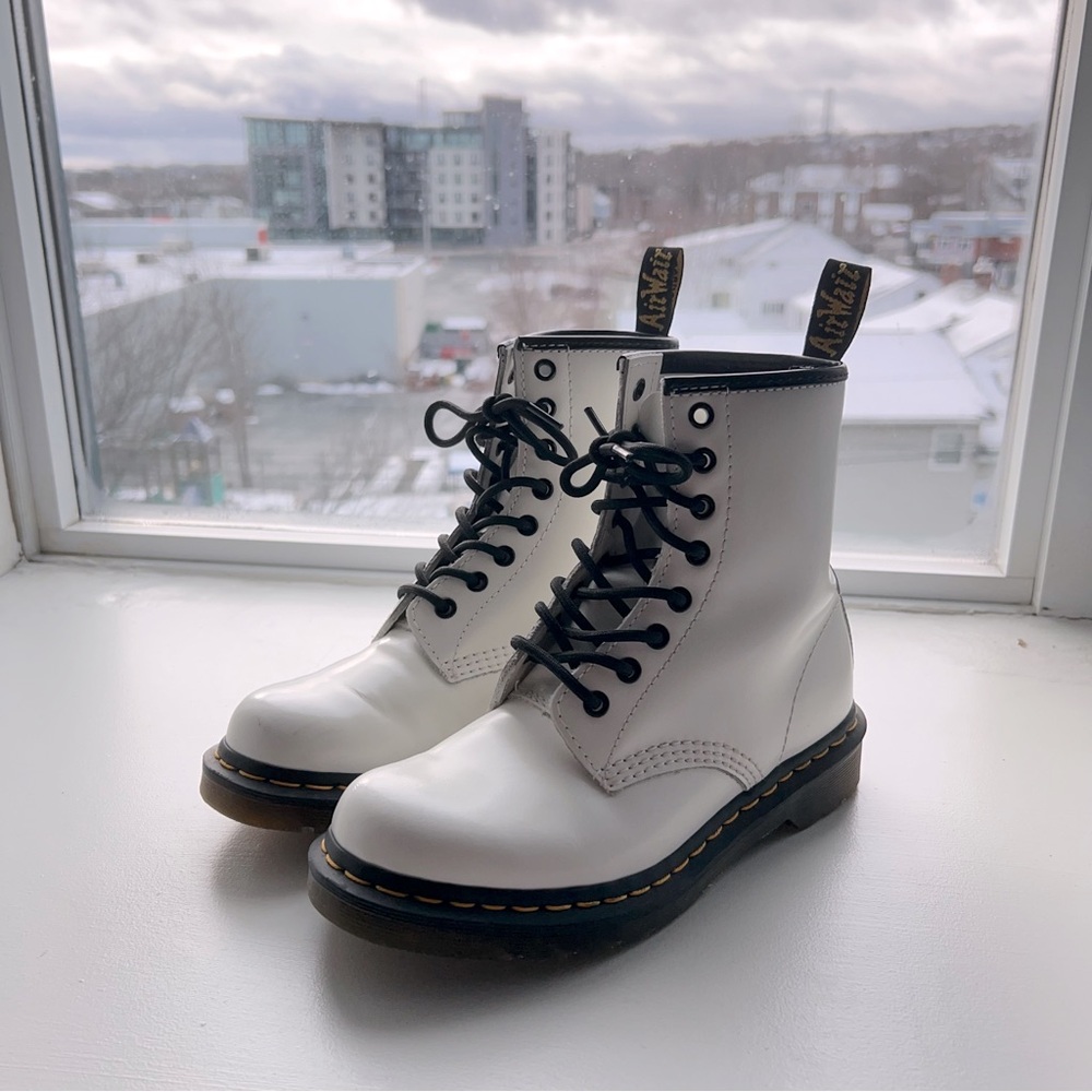 Like new Dr Martens 1460 Women’s Lace up Boots White